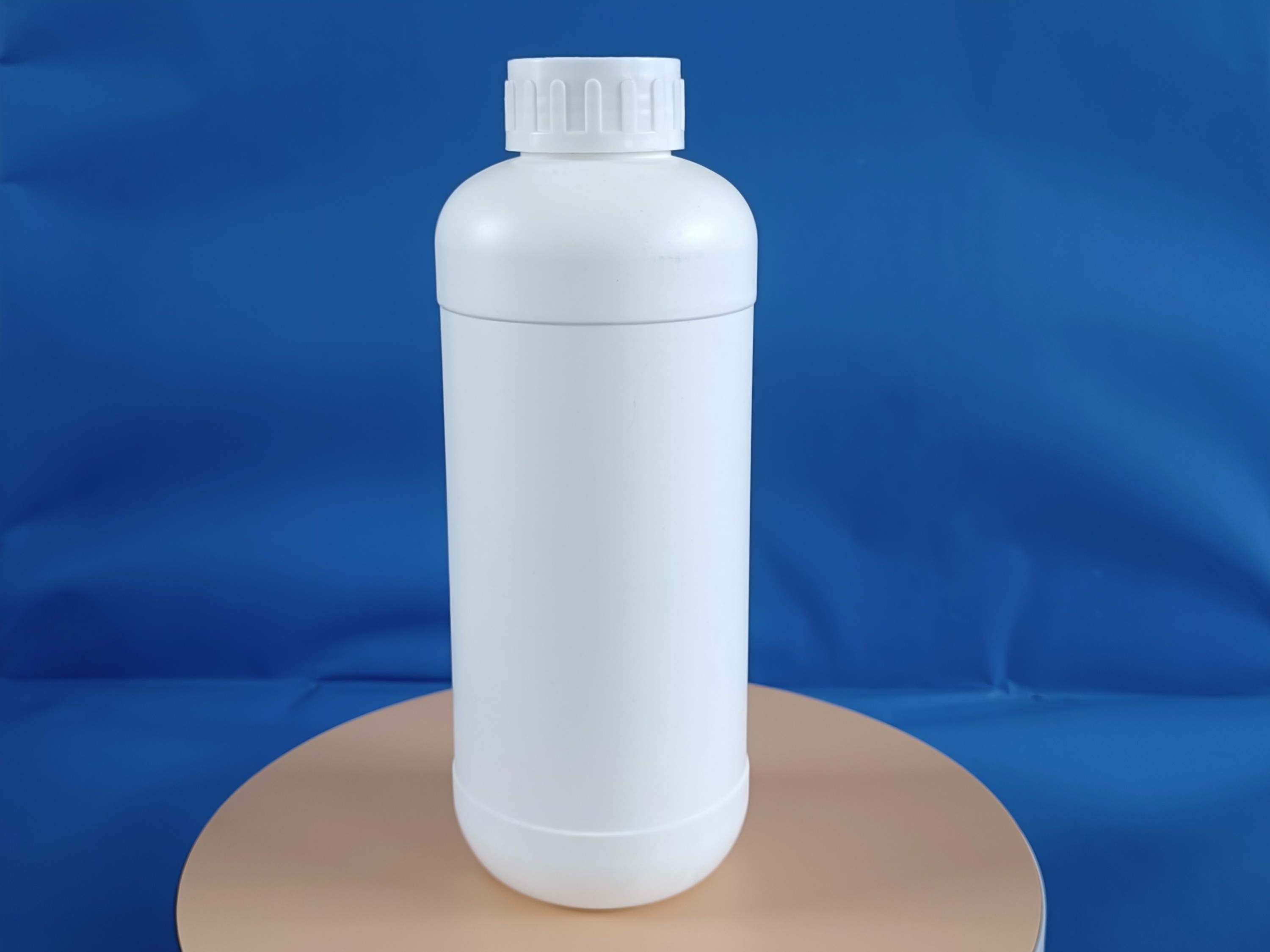 使用全自動吹瓶機(jī)制作的塑料瓶比手工制作的塑料瓶有什么優(yōu)勢？